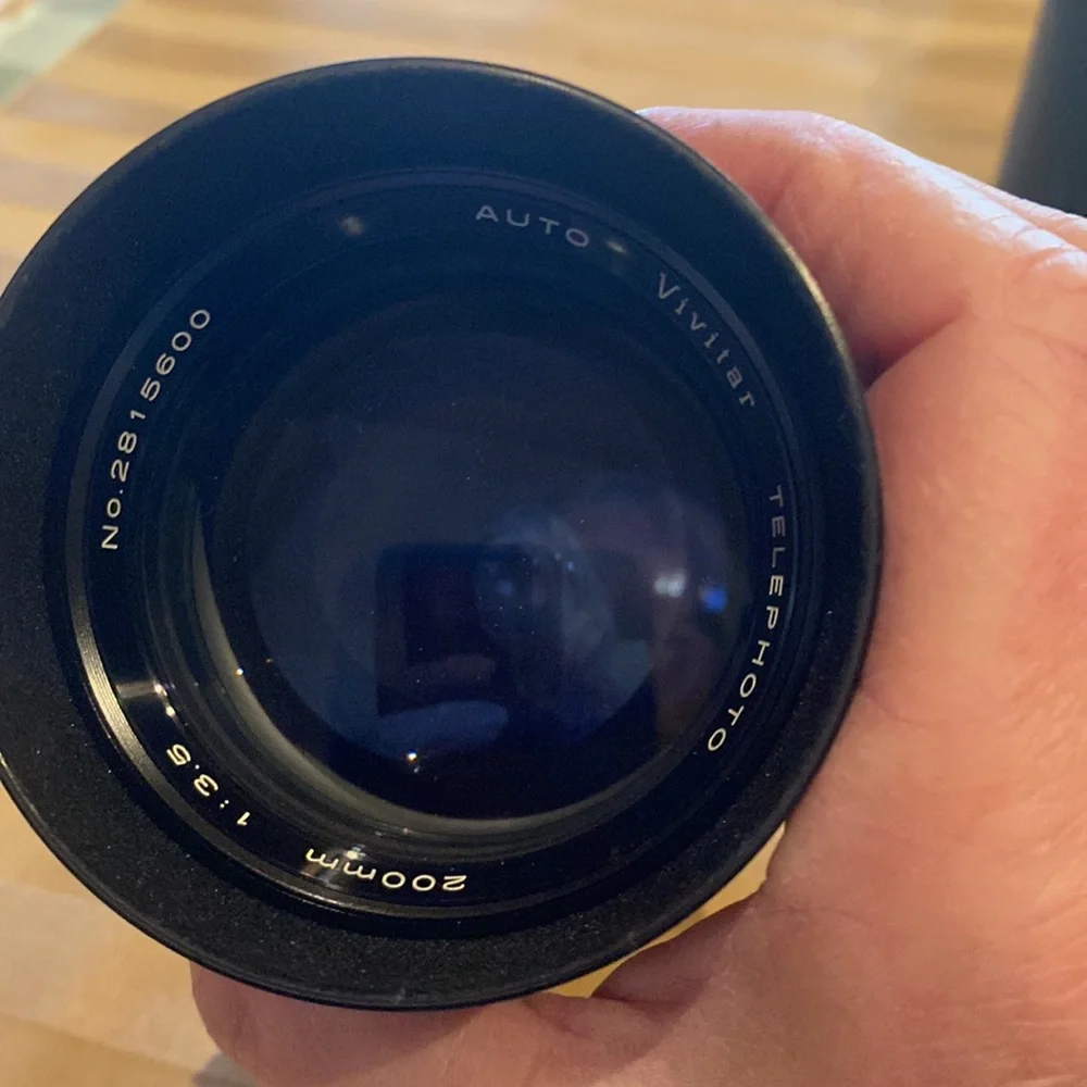 Lens Vivitar telephoto auto No. 2815600 200mm, with lens covers and case